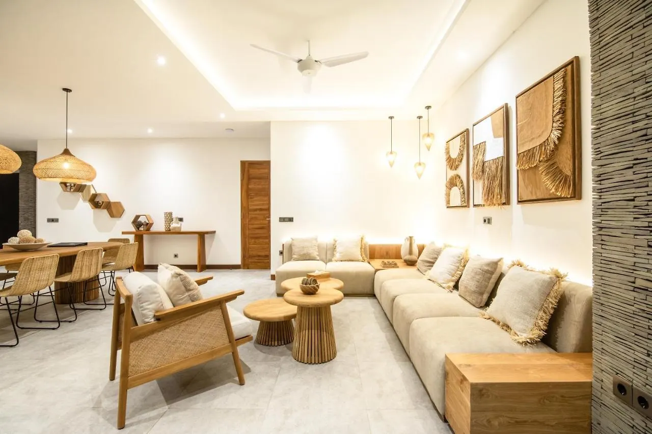 别墅 Coastal Elegance 4Br Villa, 400M To Finns, 坎古 印尼