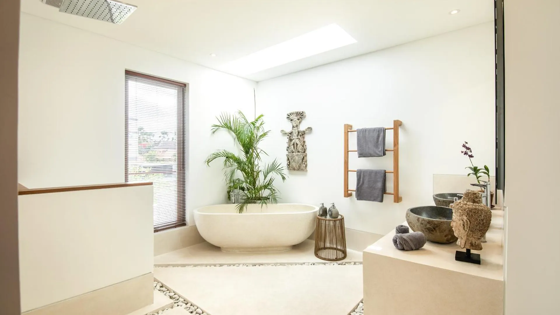 Coastal Elegance 4Br Villa, 400M To Finns, 坎古 印尼